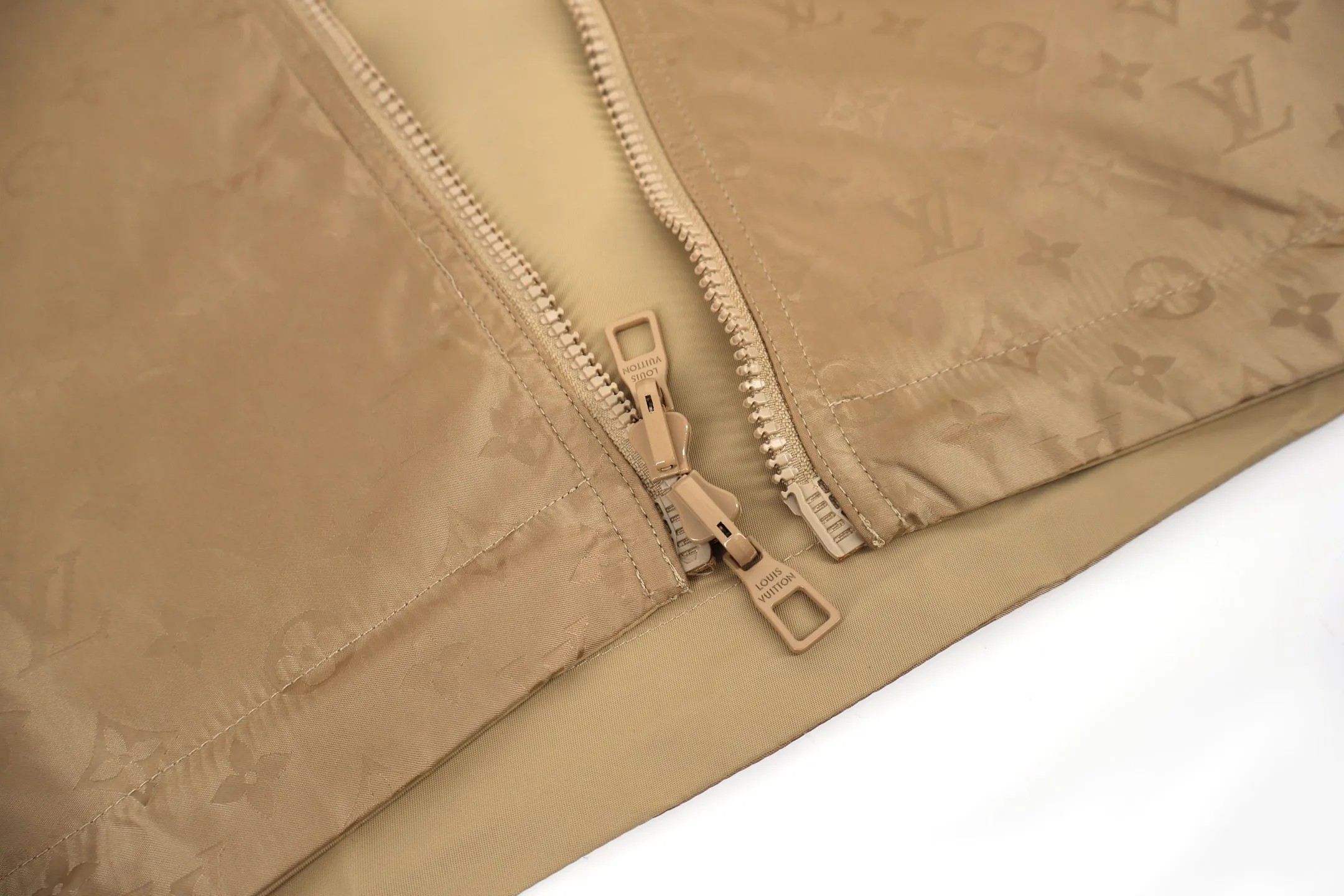 🅿️700 1v full-print double-sided windbreaker jacket (khaki color) original purchase 22600 This fabric is custom-woven with 50D imported full-gloss nylon yarn jacquard machine with 0.2*0.2 plaid and original plate. 100 mercerized fabric is used inside, which is expensive. Jacquard alignment technology is used. The whole garment has 36 pieces. It is very difficult to sew. All hardware is fully molded and customized. All patterns in the garment are fully aligned. The inside uses very complicated back and forth stitching to completely match the original. Size:46-48-50-52